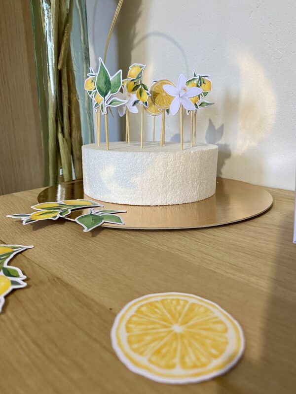 chemin de table citron et pics à gâteau pour toute fête